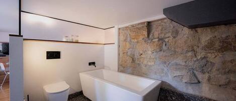Haartrockner, Handtücher, Shampoo, Toilettenpapier