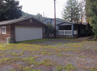 Forest Retreat on the River in Fall Creek