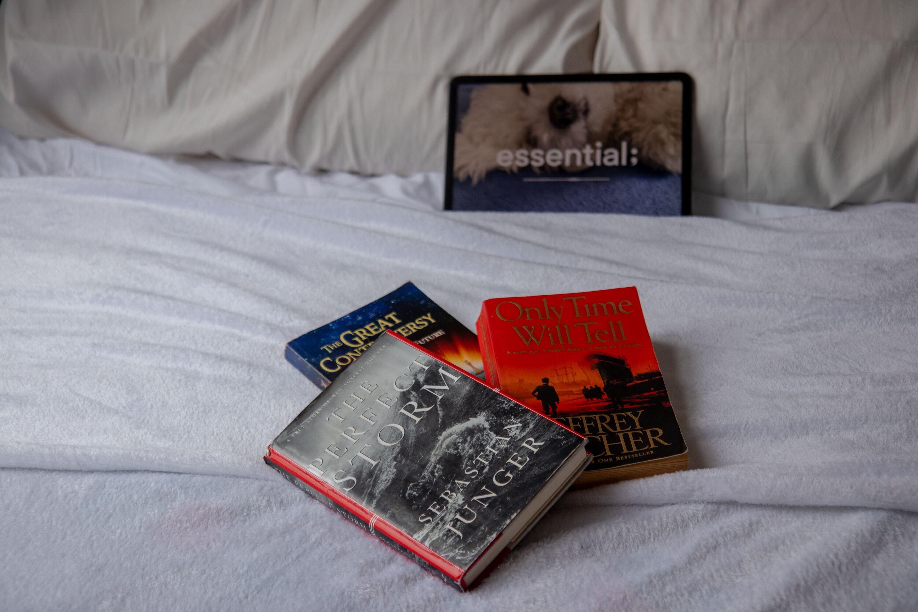 Un lit avec une couette blanche et des oreillers.