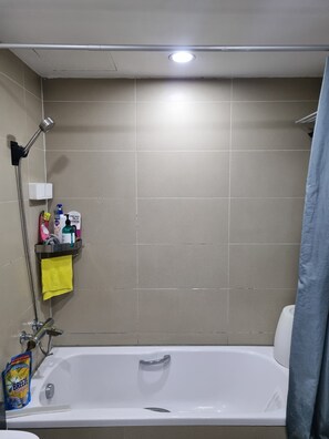 Hair dryer, towels, soap, shampoo - [KStayB]2BR+2Bath+Livingroom/Wellness & Clean Stay (Makati City)