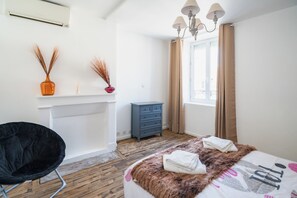 2 bedrooms, iron/ironing board, WiFi, bed sheets - Charming old 2-bedroom house in tranquil Nemours with AC (Nemours)
