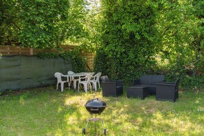 Outdoor dining - Charming old 2-bedroom house in tranquil Nemours with AC (Nemours)