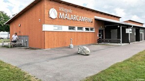 Un bâtiment en bois sur lequel on peut lire l’inscription « Västeris MALARCAMPING ».