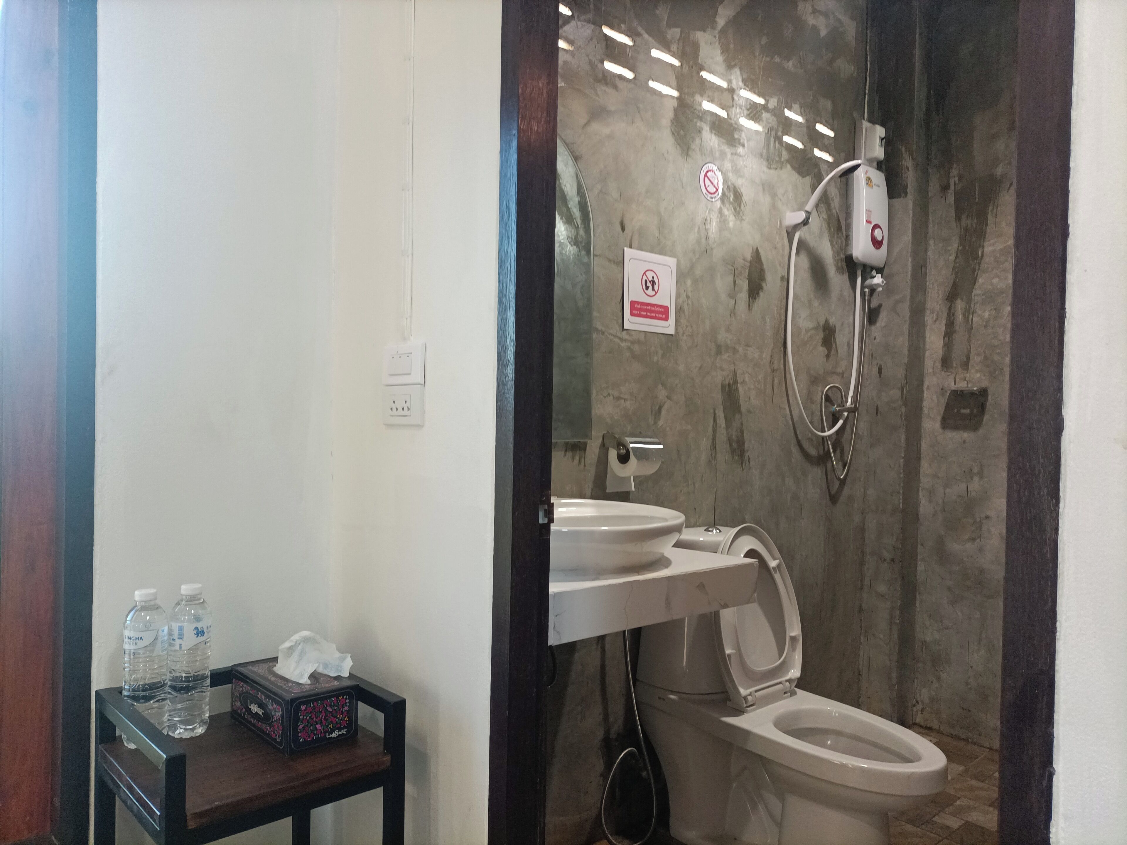 Ducha, bidet, toallas, jabón