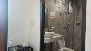 Ducha, bidet, toallas, jabón