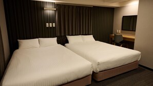 Una habitación de hotel con dos camas, un escritorio, una silla y un espejo.