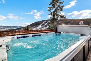 Outdoor spa tub - LARDALSHYTTA, 350 m2, 10 soverom, 28 personer, 75 minutter fra Oslo (Vestfold)