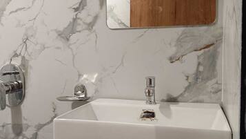 Deluxe Double Room, City View | Bathroom