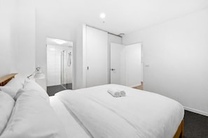 2 bedrooms, iron/ironing board, Internet, bed sheets - Two Bedroom Retreat Opposite Victoria Park (Abbotsford)