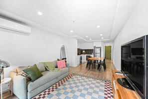 Smart TV - Two Bedroom Retreat Opposite Victoria Park (Abbotsford)