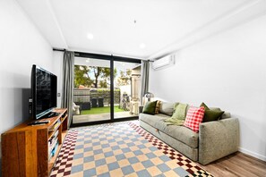 Smart TV - Two Bedroom Retreat Opposite Victoria Park (Abbotsford)