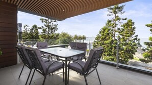 Outdoor dining - Waterfront Apartment with Stunning Bay Views (Geelong)
