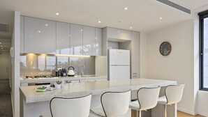 Coffee/tea maker, fridge, microwave, oven - Waterfront Apartment with Stunning Bay Views (Geelong)