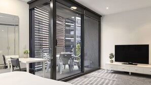3 bedrooms, desk, iron/ironing board, travel cot - Waterfront Apartment with Stunning Bay Views (Geelong)