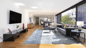 Smart TV, offices - Waterfront Apartment with Stunning Bay Views (Geelong)