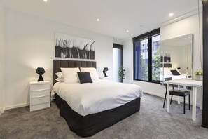 3 bedrooms, desk, iron/ironing board, travel cot - Waterfront Apartment with Stunning Bay Views (Geelong)