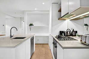Fridge, microwave, oven, stovetop - Stylish Apartment in Ikebana Complex (West Melbourne)
