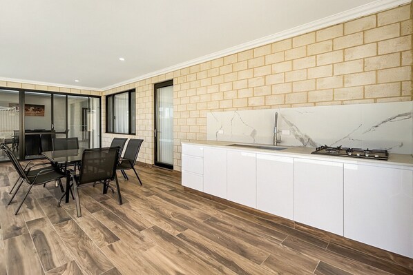 Kitchen - Spacious 4 bed home with open plan living (Southern River)