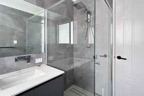 Bathroom - Spacious 4 bed home with open plan living (Southern River)