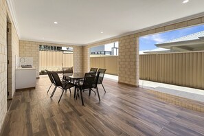 Outdoor dining - Spacious 4 bed home with open plan living (Southern River)