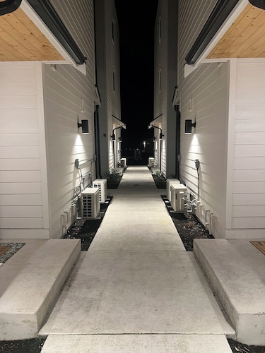 Fabulous 2-bedroom condo with AC in charming Tacoma