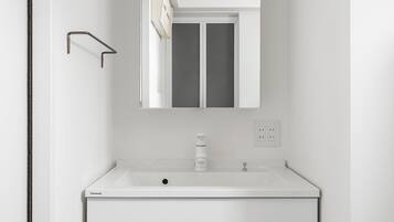 Apartment | Bathroom | Combined shower/tub, free toiletries, hair dryer, slippers