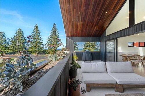 Luxury Retreat across road from beachfront, pool, 5min walk to local shops.