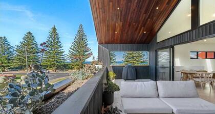 Luxury Retreat across road from beachfront, pool, 5min walk to local shops.