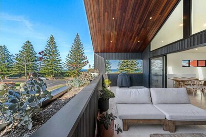 Broulee retreat across road from beachfront, pool, 5min walk to local shops.