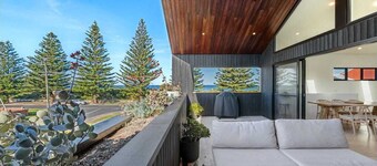 Luxury Retreat across road from beachfront, pool, 5min walk to local shops.