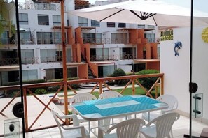 Outdoor dining - Apartment at Beira-Mar in Cerro Azul | Tranquilidade e Vista Incrível (Cerro Azul)