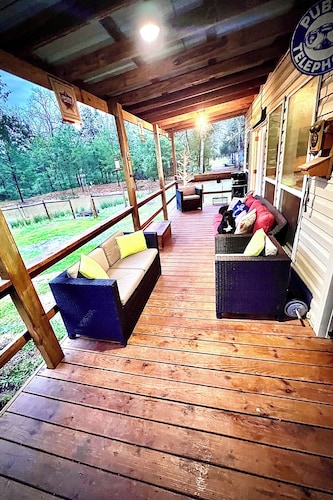 Private 4-Acre Country Woodland Retreat. Hot Tub. Pond. Fast WiFI. Gated yard.