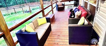 Private 4-Acre Country Woodland Retreat. Hot Tub. Pond. Fast WiFI. Gated yard.