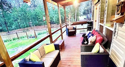 Private 4-Acre Country Woodland Retreat. Hot Tub. Pond. Fast WiFI. Gated yard.