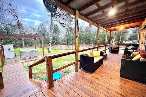 Private 4-Acre Country Woodland Retreat. Hot Tub. Pond. Fast WiFI. Gated yard.