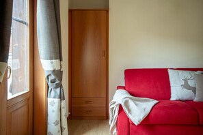 Living area - Chalet 'Katrin' with Mountain View and Wi-Fi (Livigno)