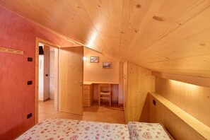 Une chambre à coucher avec un lit, un bureau et une chaise.