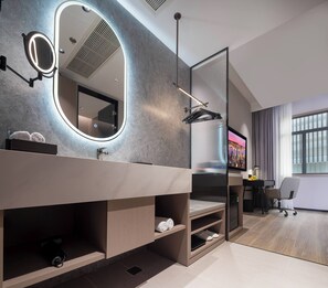 Deluxe Double Room | Bathroom | Shower, hair dryer, towels, soap - Dream Palace Ben Thanh Grand Hotel (Ho Chi Minh City)