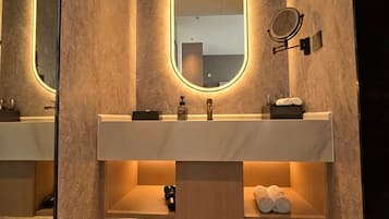 Deluxe Double Room | Bathroom