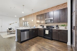 Fridge, microwave, oven, stovetop - Cozy Loft in the Heart of West End (Nashville)