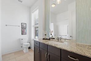Hair dryer, towels, soap, shampoo - Cozy Loft in the Heart of West End (Nashville)