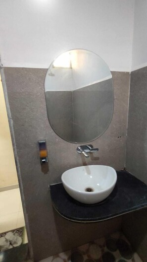 Twin Room | Bathroom - Hotel Shri Vallabh kripa (Sehore)