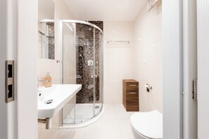 Bathroom - Central Prague Studio – Private Terrace – Walk to All Major Attractions (Praha)
