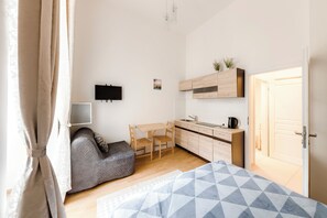 Room - Central Prague Studio – Private Terrace – Walk to All Major Attractions (Praha)