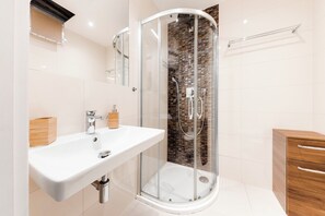 Dusche, Haartrockner, Handtücher, Seife