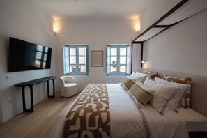 5 slaapkamers, een bureau, een strijkplank/strijkijzer, reisbedje