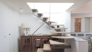 Un interno moderno con una scala, mobili in legno e un design minimalista.