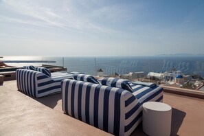 Terrace/patio - Villa Oro | 5 Bedroom Villa with Pool and Hot Tub (Thira - Santorini)