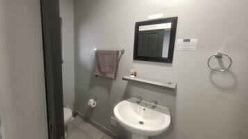Deluxe Double Room, Garden View | Bathroom