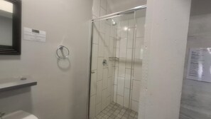 Deluxe Double Room, Garden View | Bathroom - Gables B&B Guesthouse (George)